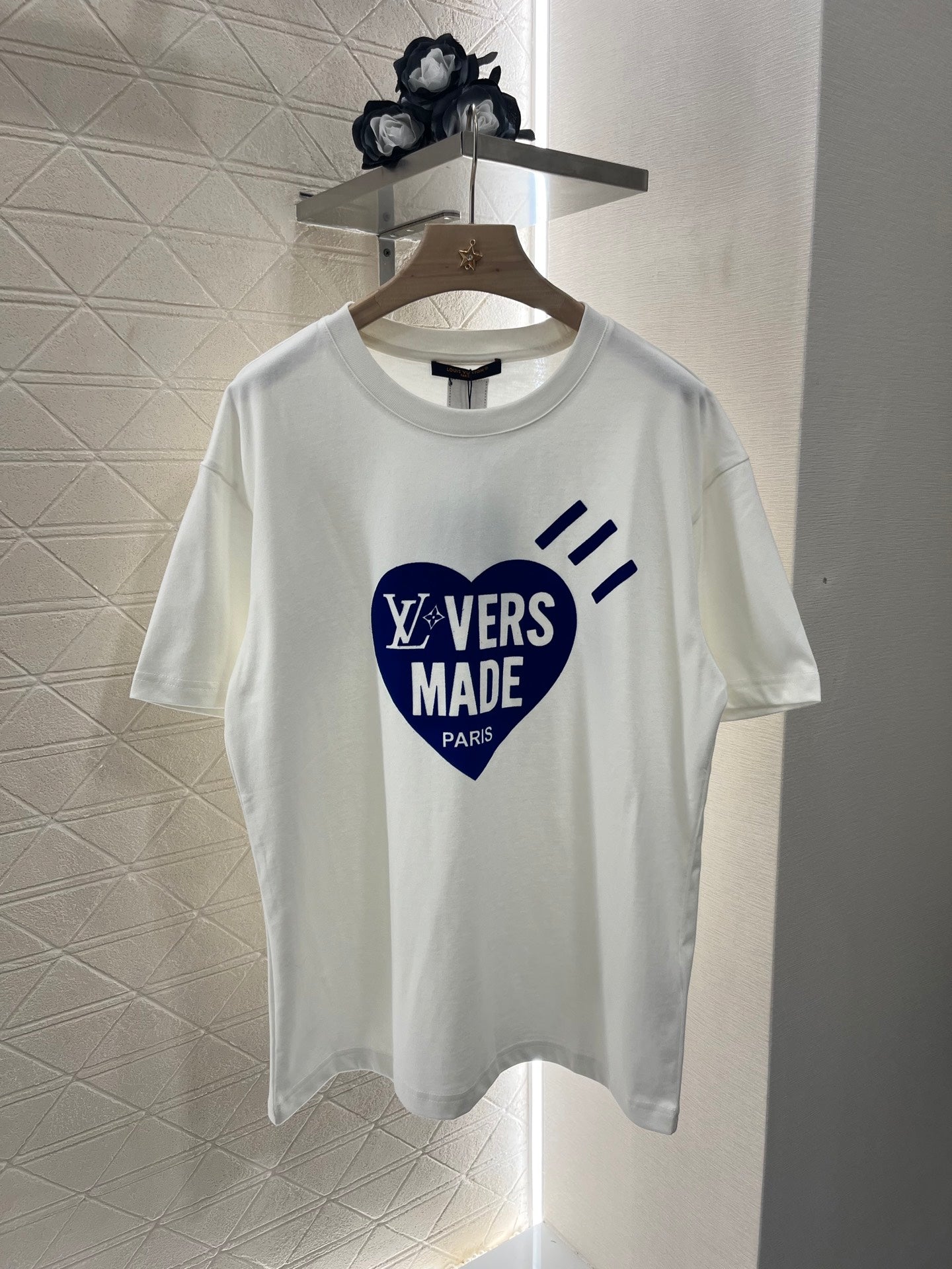 Annastore👚New product promotion. Wear fashionable T-shirts and walk on the street. Beautiful heart!