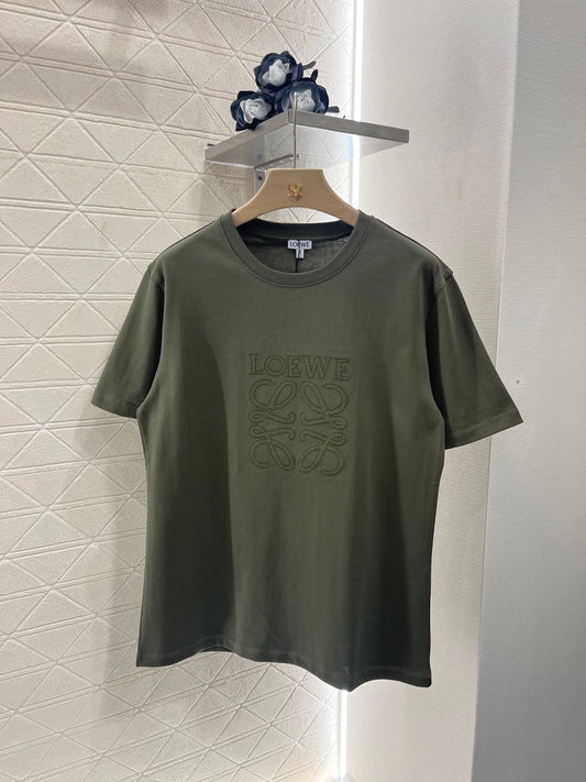 Annastore👚New product promotion. Wear a fashionable dark green T-shirt and walk on the street. Beautiful heart!