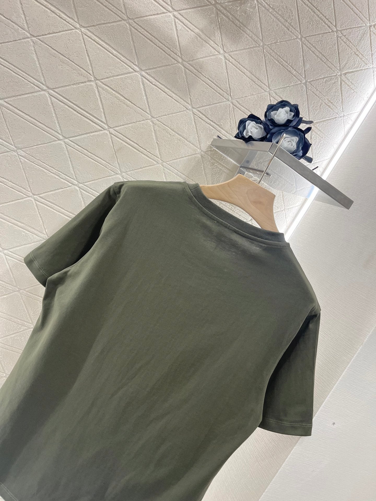 Annastore👚New product promotion. Wear a fashionable dark green T-shirt and walk on the street. Beautiful heart!