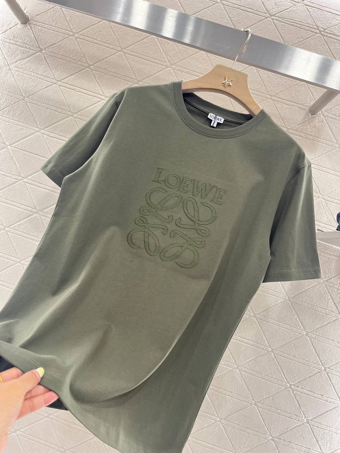 Annastore👚New product promotion. Wear a fashionable dark green T-shirt and walk on the street. Beautiful heart!