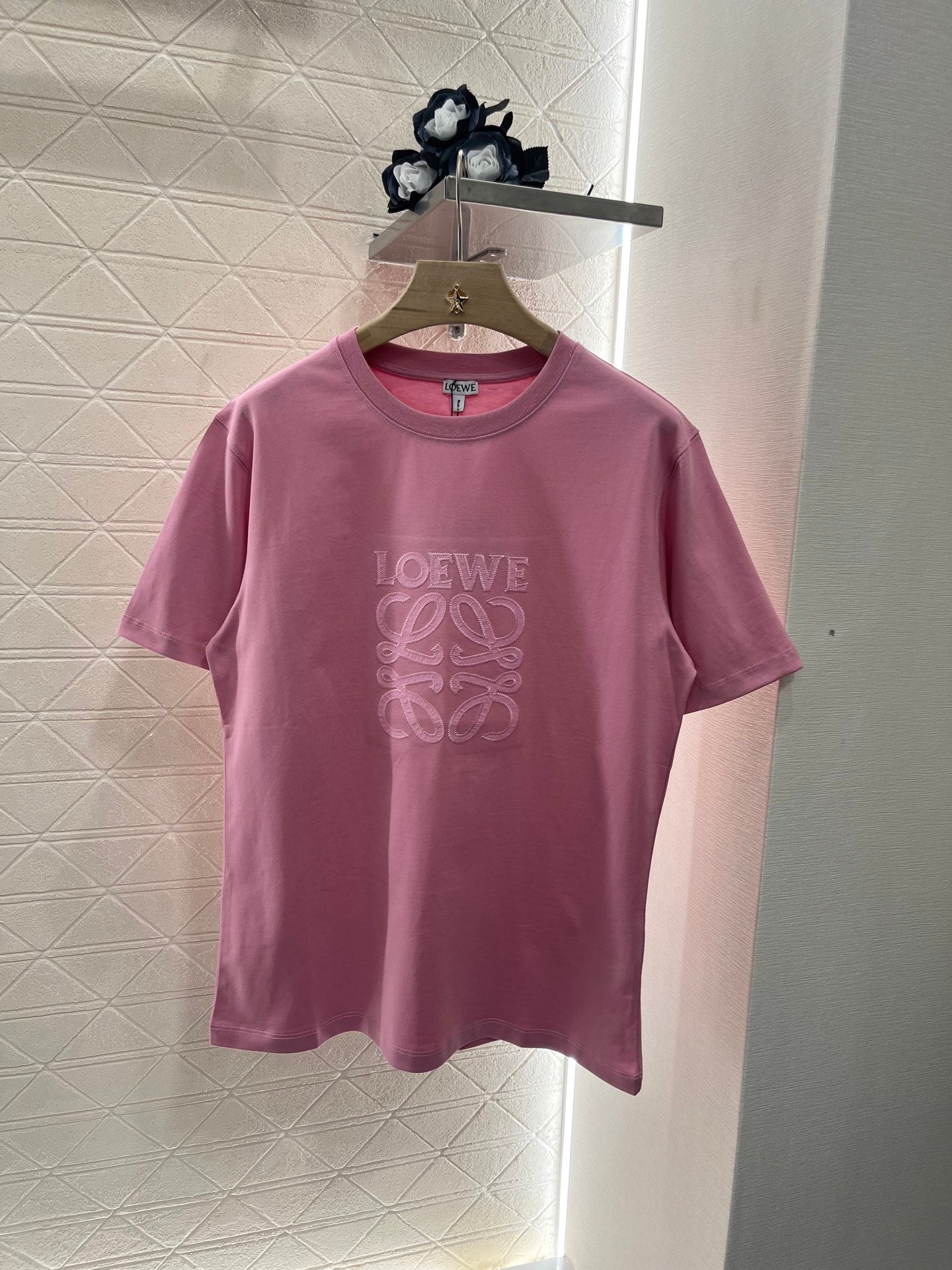 Annastore👚New product promotion. Wear a fashionable pink T-shirt and walk on the street. Beautiful heart!