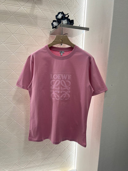 Annastore👚New product promotion. Wear a fashionable pink T-shirt and walk on the street. Beautiful heart!