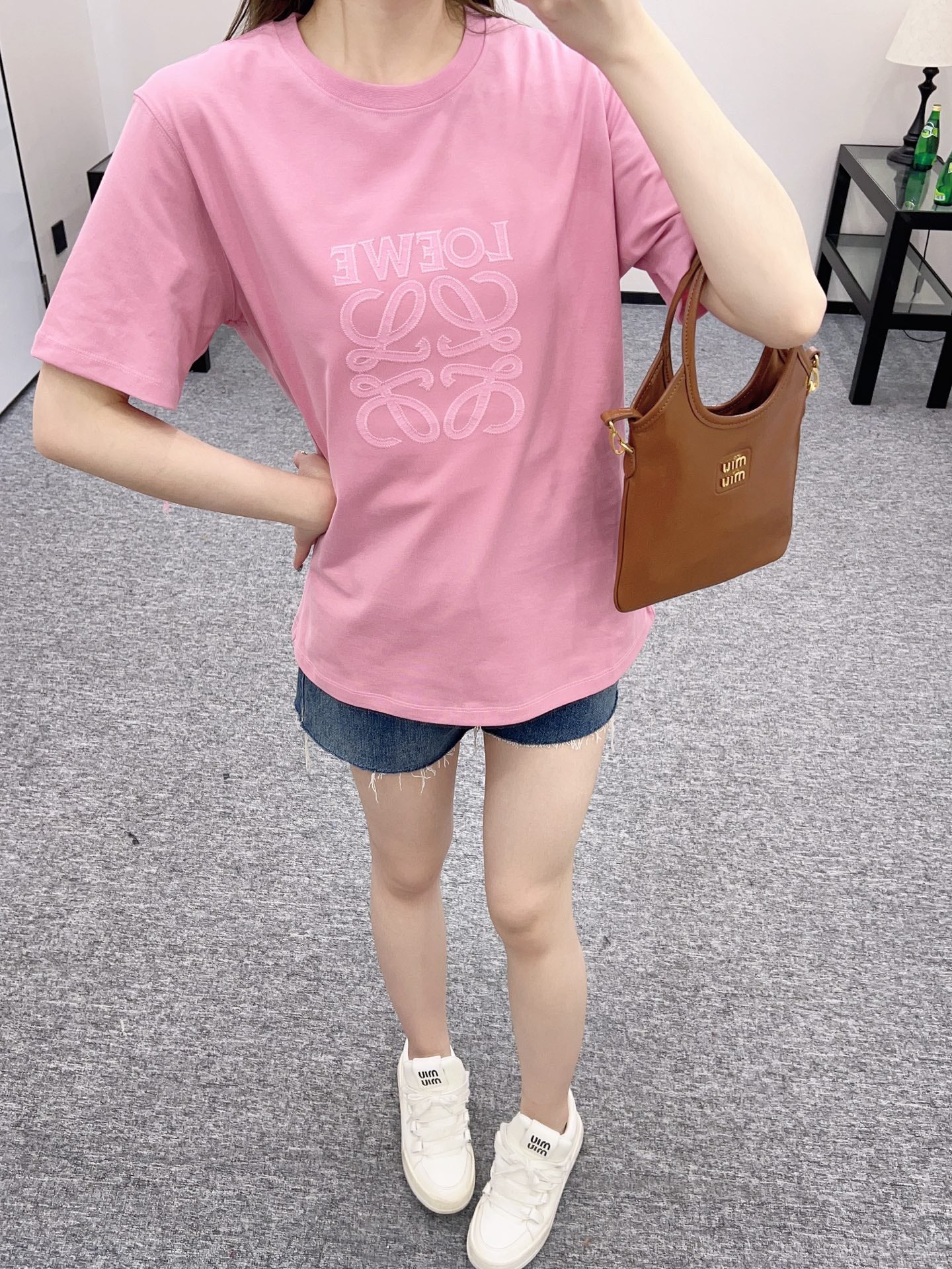 Annastore👚New product promotion. Wear a fashionable pink T-shirt and walk on the street. Beautiful heart!