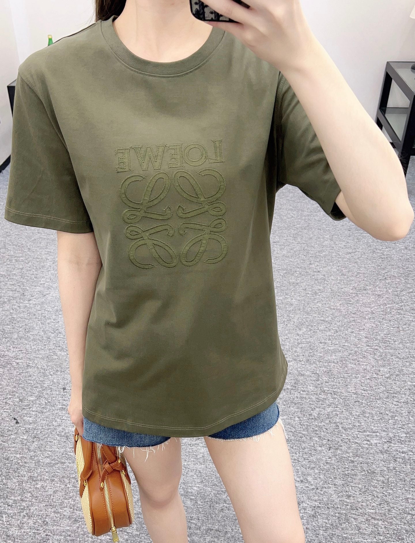 Annastore👚New product promotion. Wear a fashionable dark green T-shirt and walk on the street. Beautiful heart!