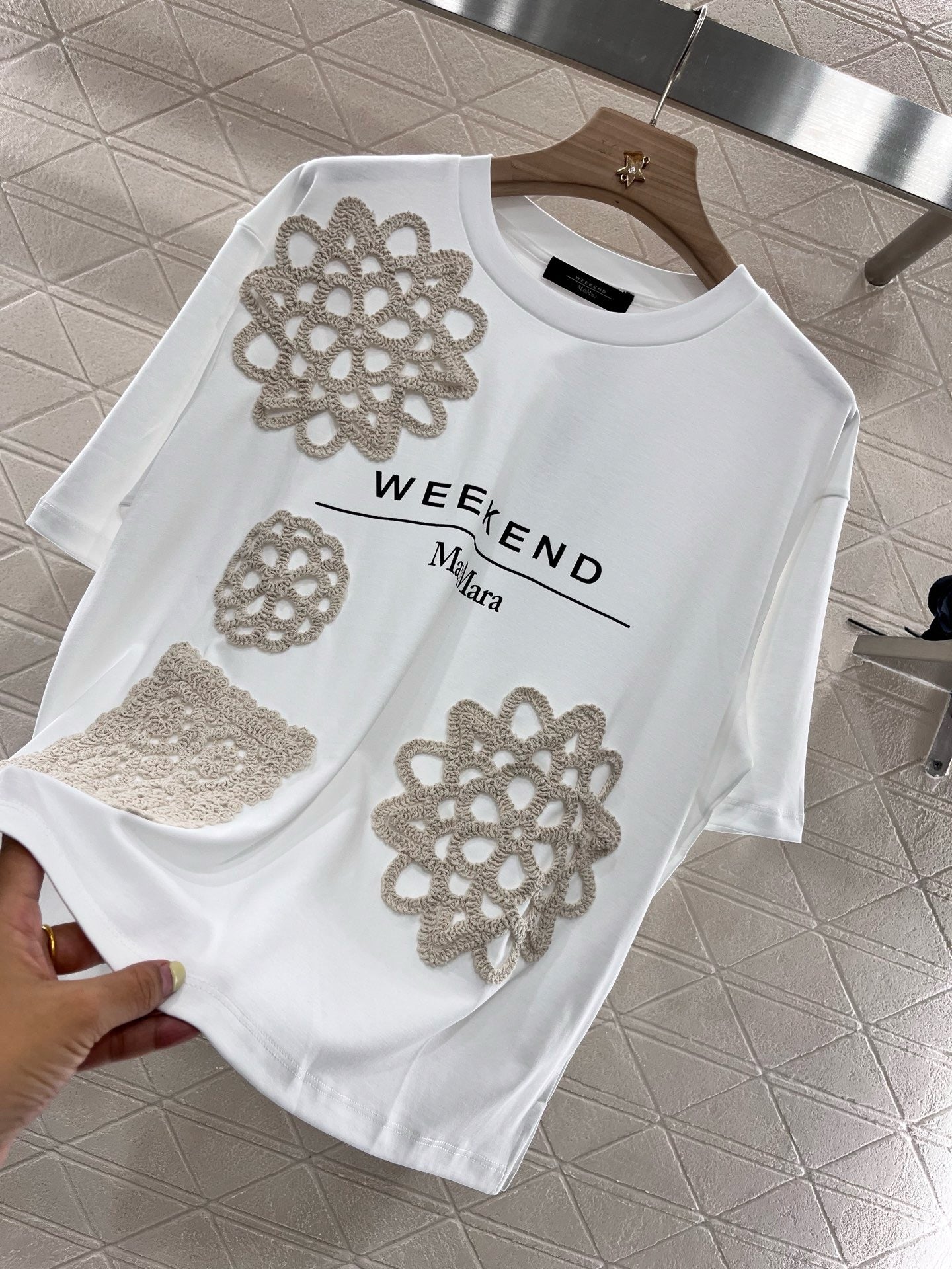 New Arrivals Walking down the street in sexy fashion T-shirts Beautiful Heart