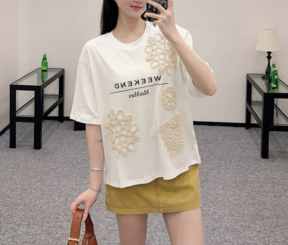 New Arrivals Walking down the street in sexy fashion T-shirts Beautiful Heart