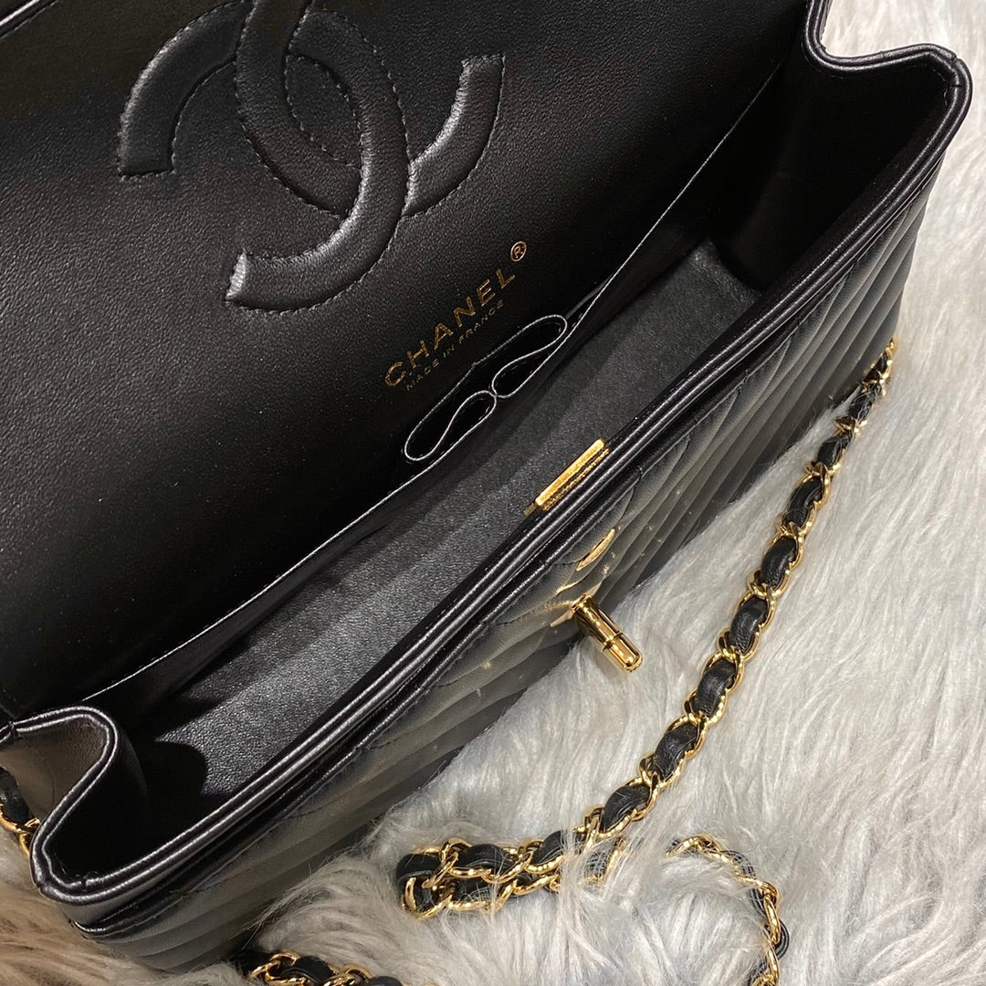 CH CLASSIC 11.12 HANDBAG 25.5 Lambskin V Pattern Black