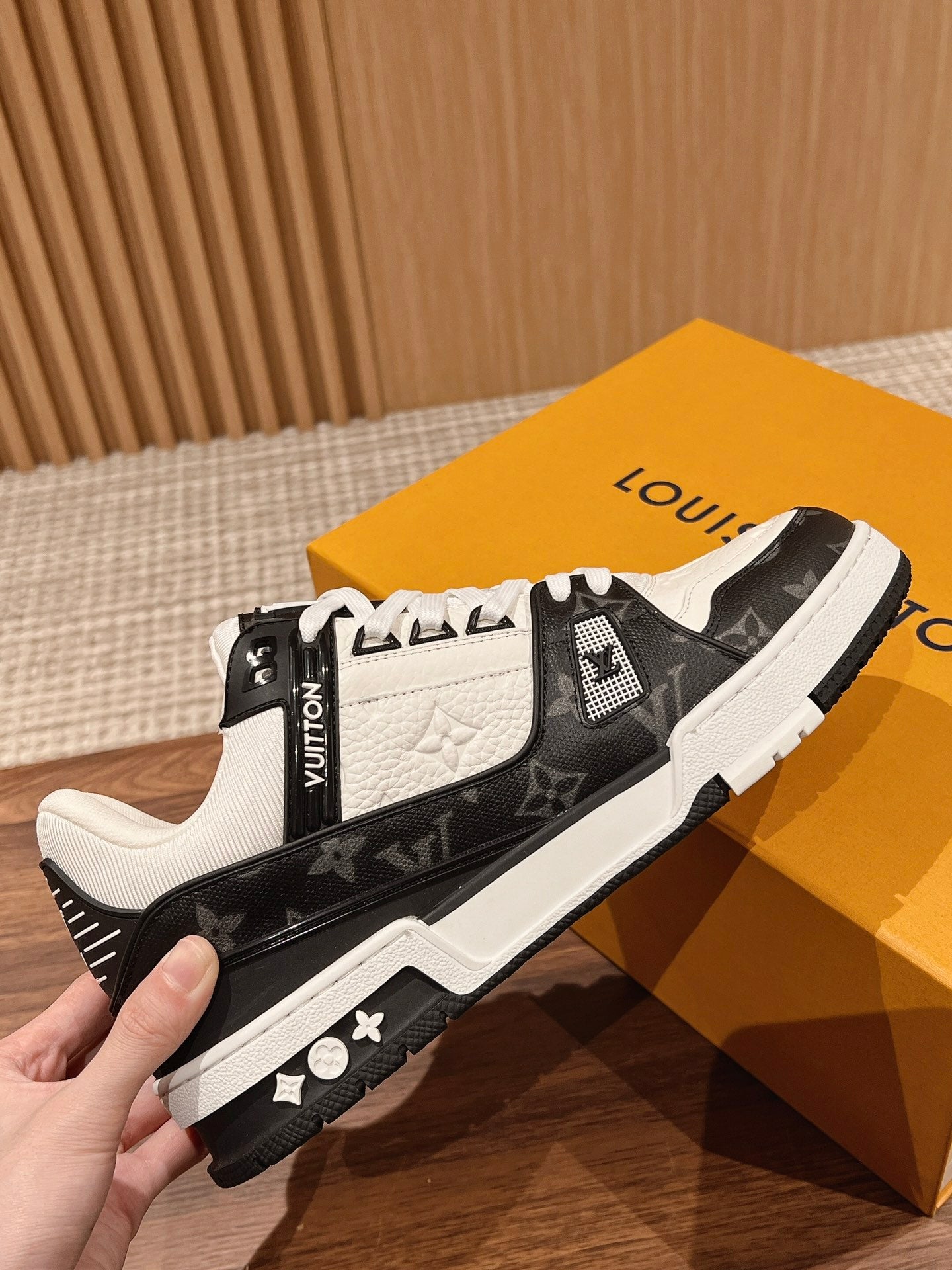 Couple's 𝘁𝗿𝗮𝗶𝗻𝗲𝗿 series latest sports shoes