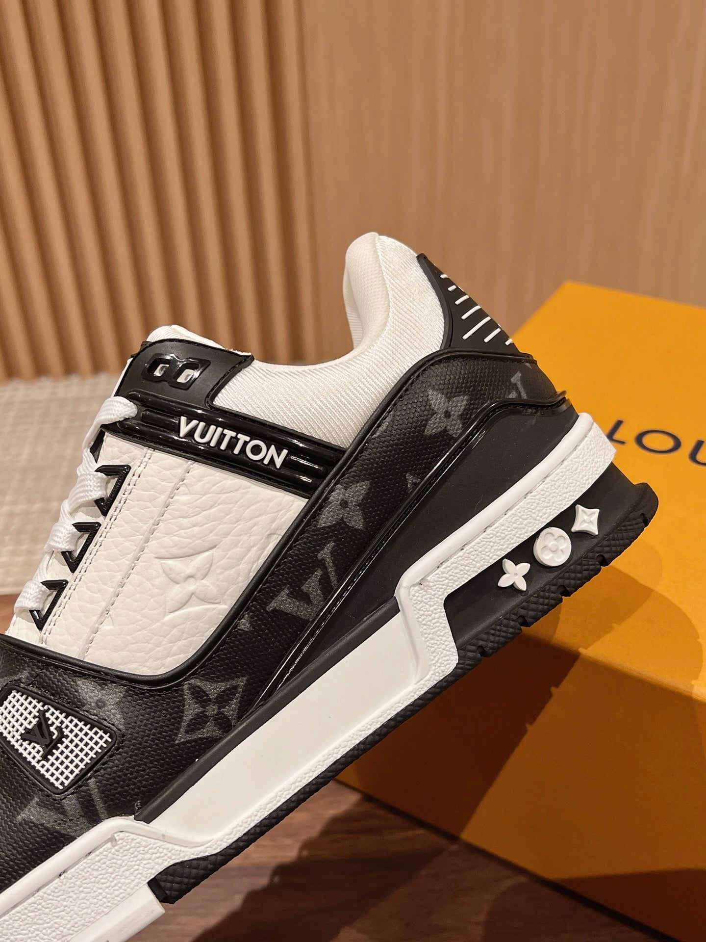 Couple's 𝘁𝗿𝗮𝗶𝗻𝗲𝗿 series latest sports shoes