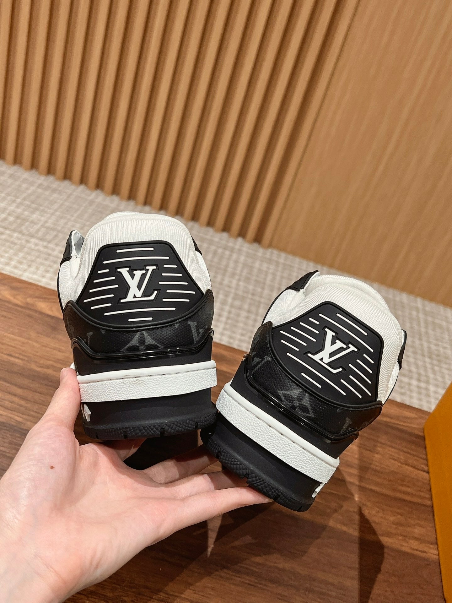 Couple's 𝘁𝗿𝗮𝗶𝗻𝗲𝗿 series latest sports shoes