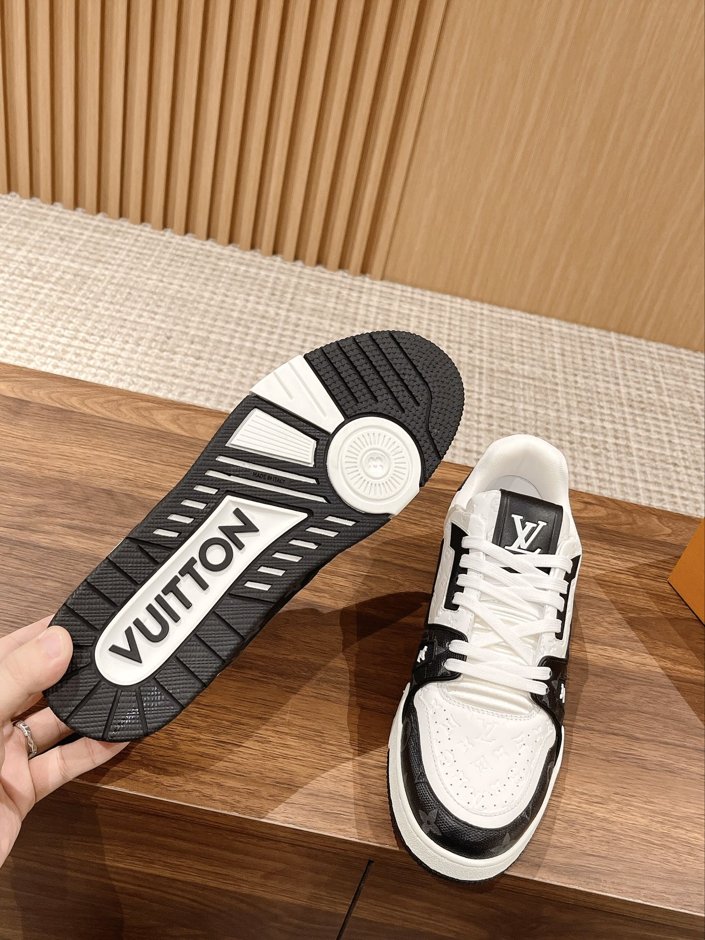 Couple's 𝘁𝗿𝗮𝗶𝗻𝗲𝗿 series latest sports shoes