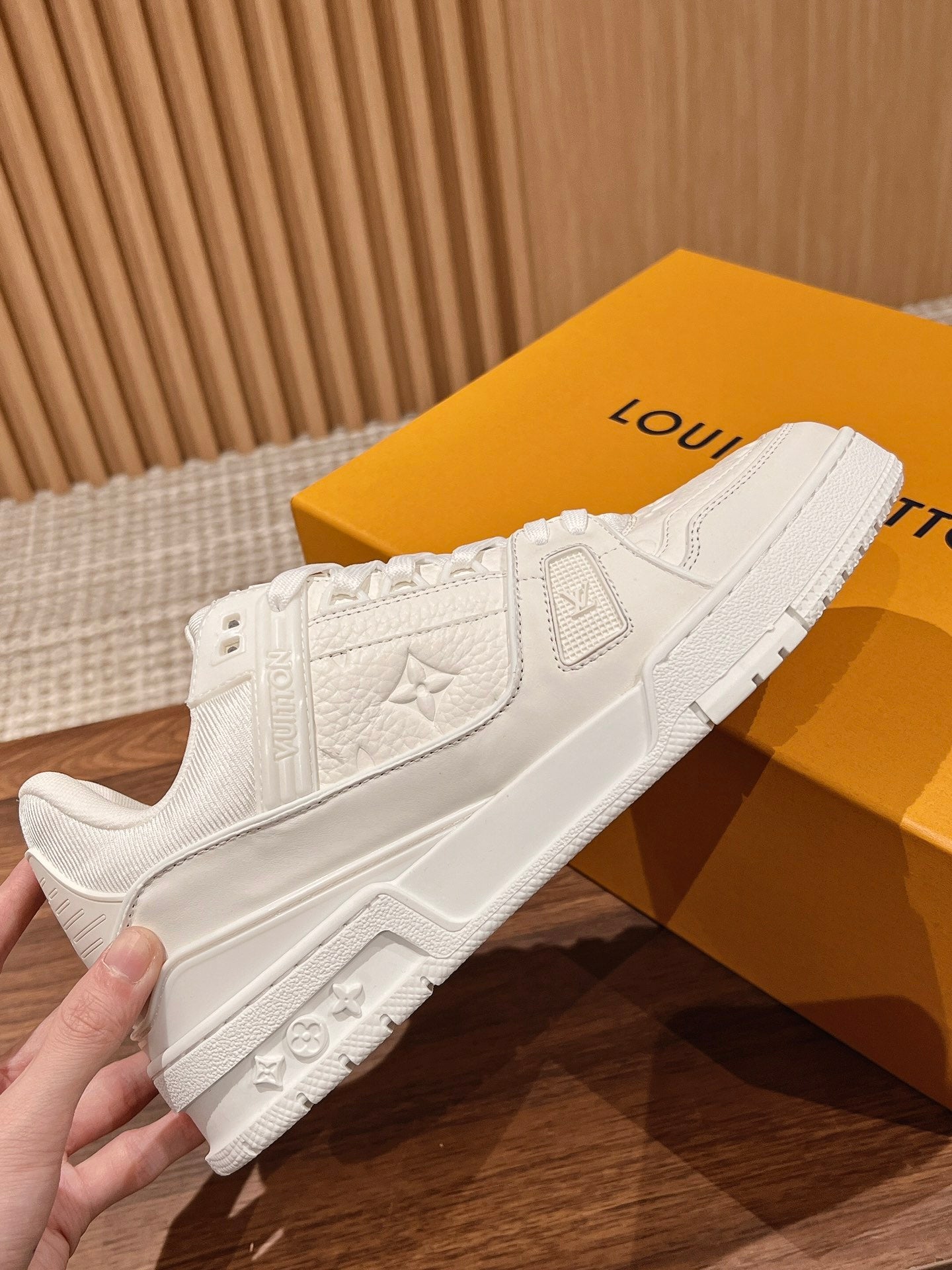 Couple's 𝘁𝗿𝗮𝗶𝗻𝗲𝗿 series latest sports shoes