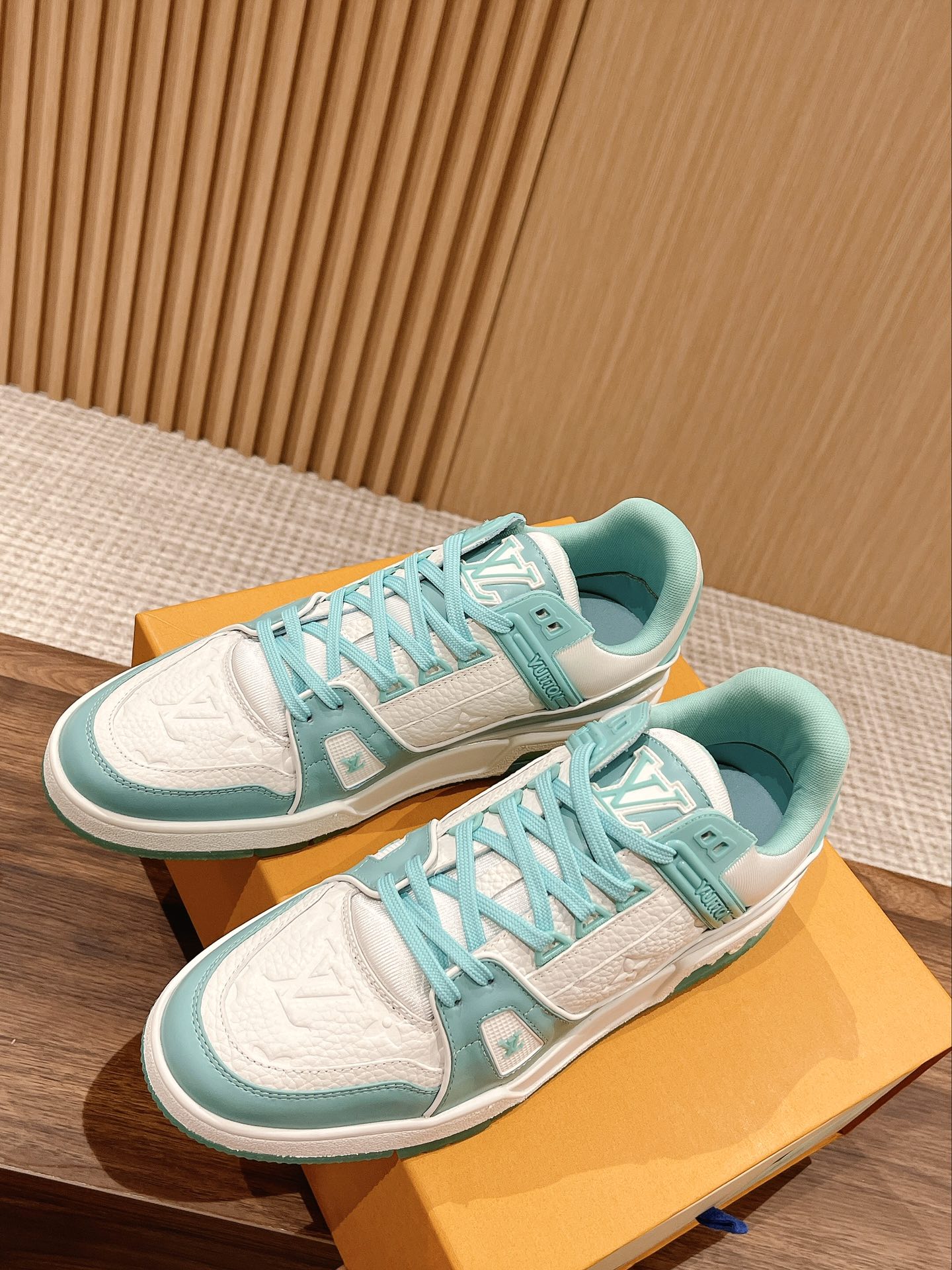 Couple's 𝘁𝗿𝗮𝗶𝗻𝗲𝗿 series latest sports shoes