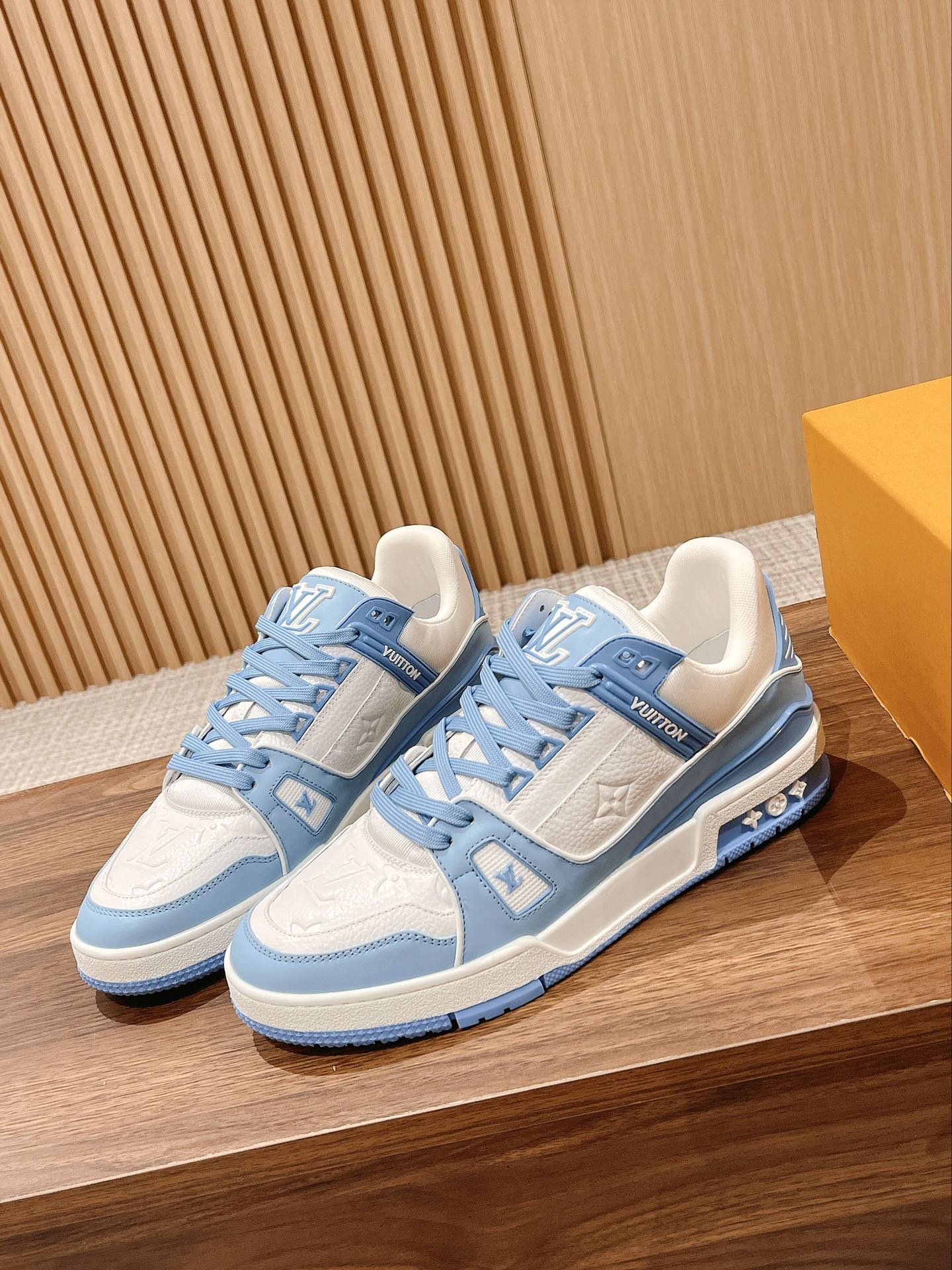 Couple's 𝘁𝗿𝗮𝗶𝗻𝗲𝗿 series latest sports shoes