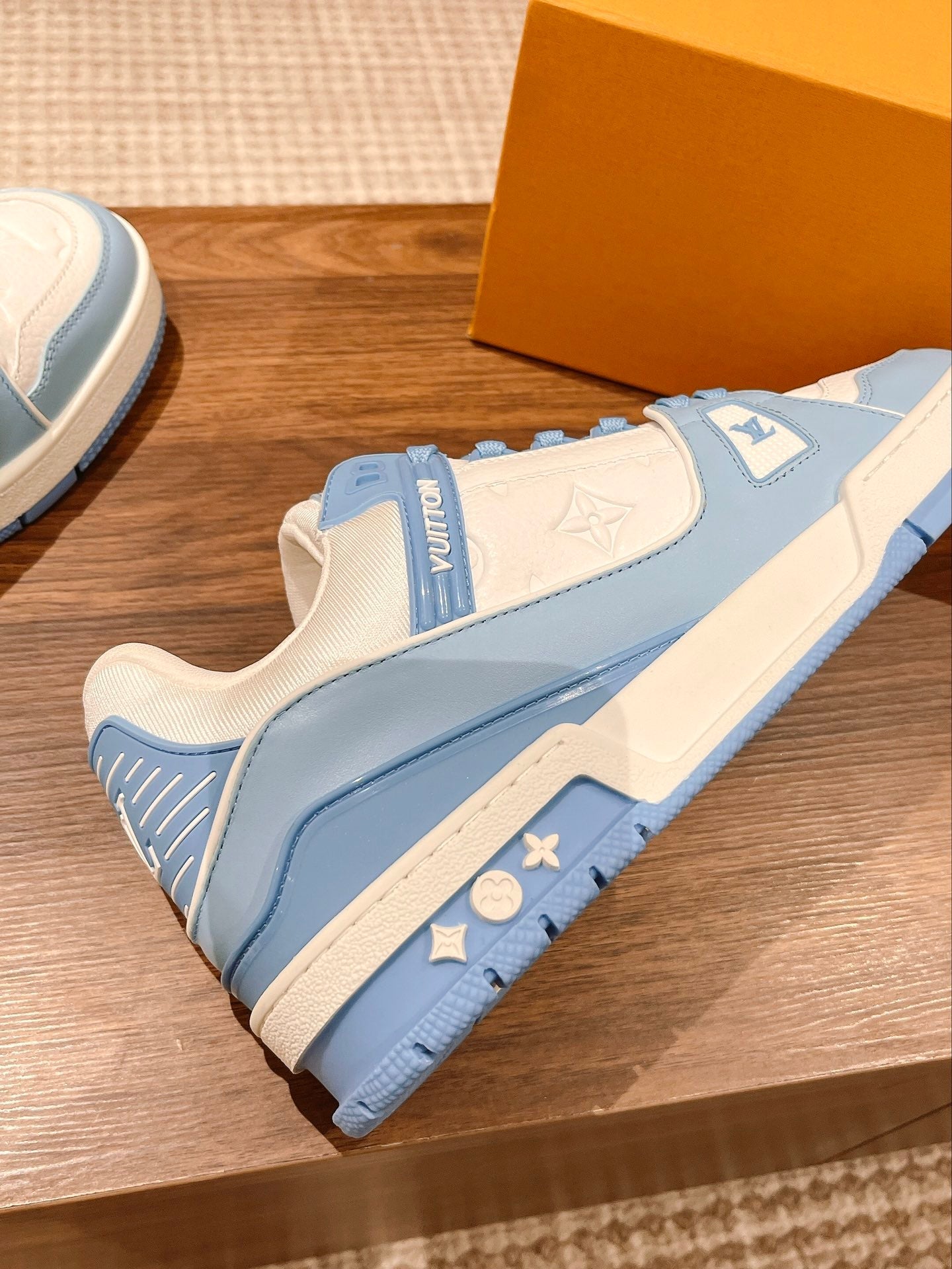 Couple's 𝘁𝗿𝗮𝗶𝗻𝗲𝗿 series latest sports shoes