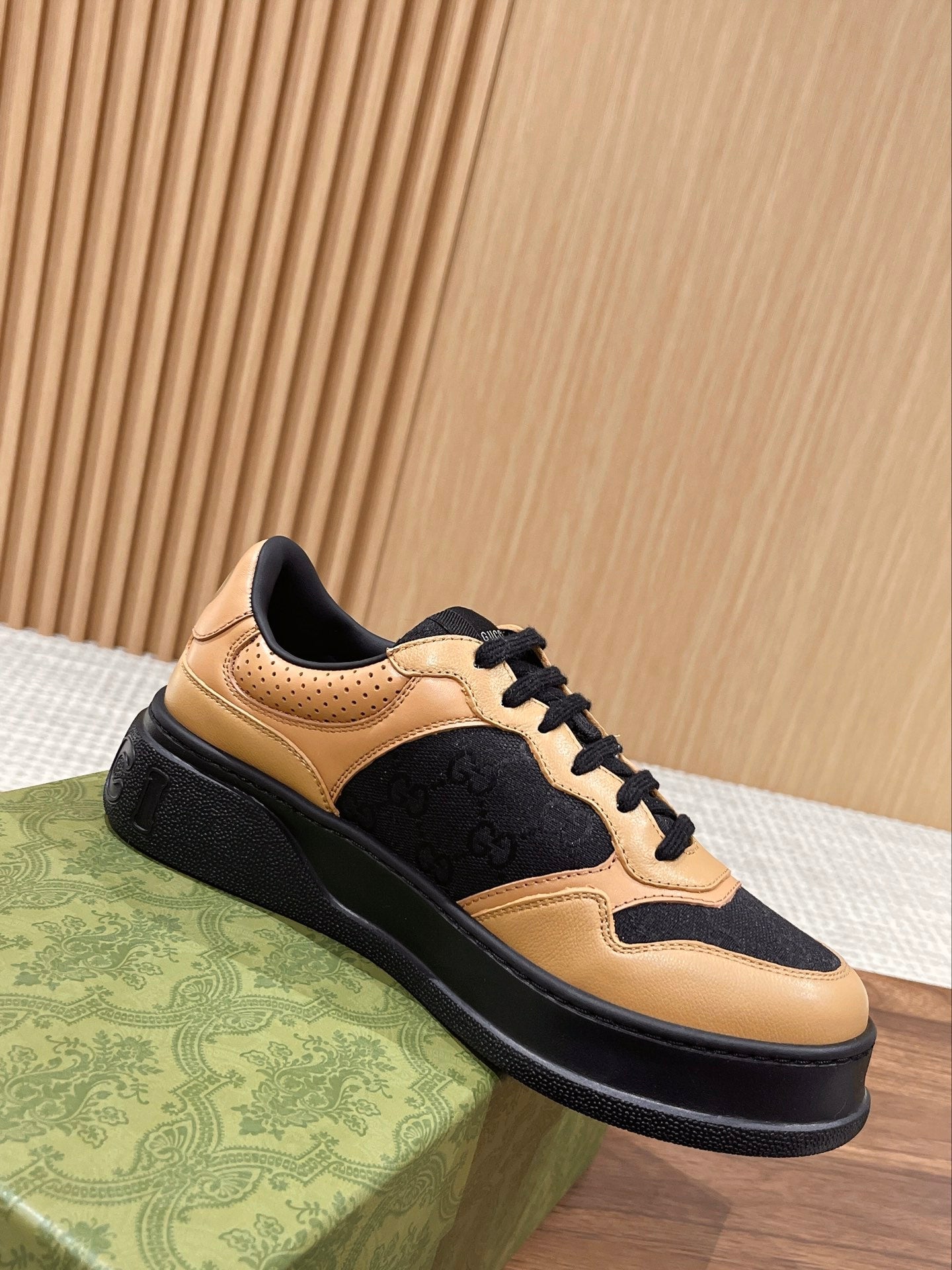 Couple's 𝐂𝐡𝐮𝐧𝐤𝐲 Gucc latest biscuit shoes