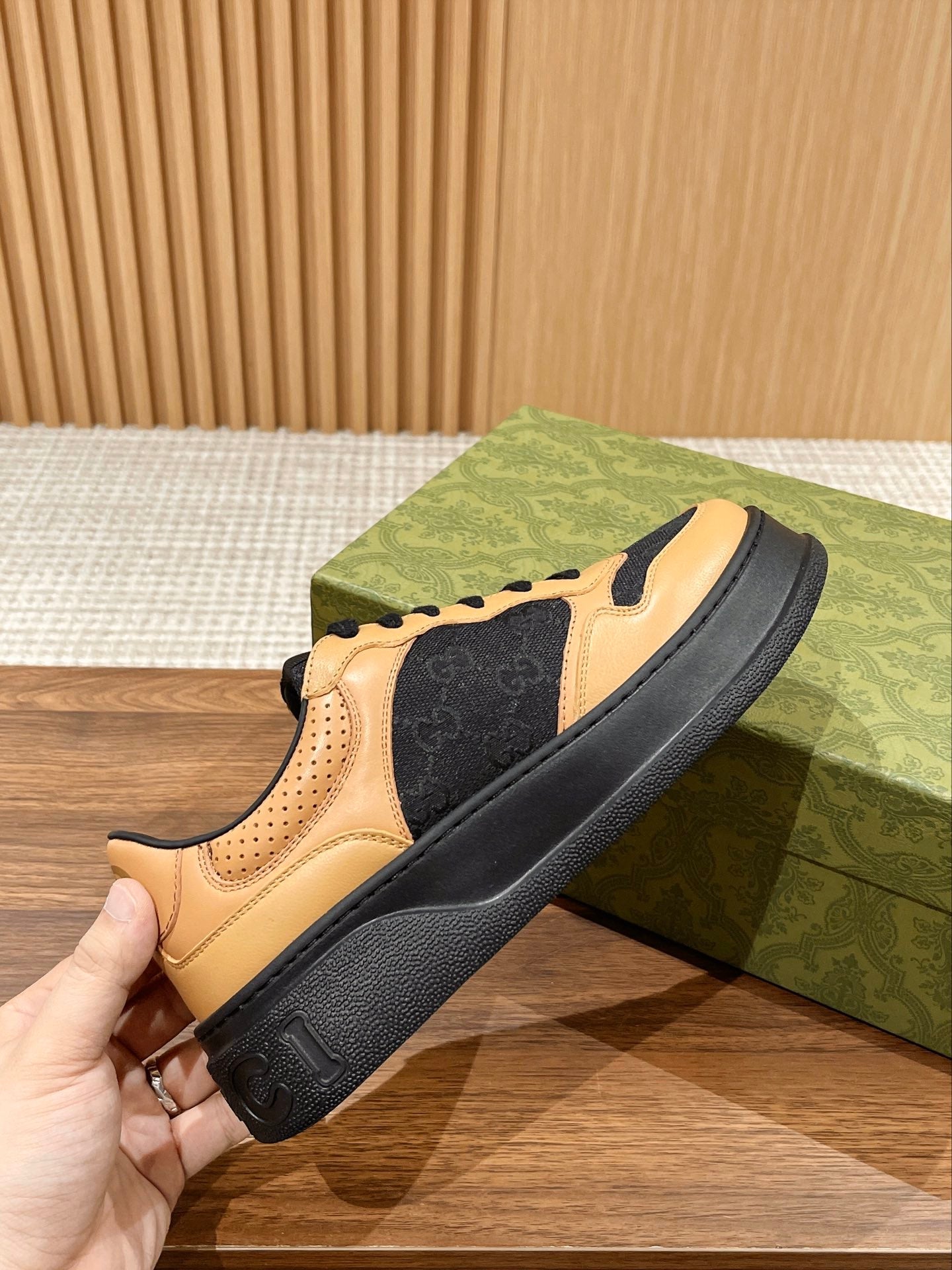 Couple's 𝐂𝐡𝐮𝐧𝐤𝐲 Gucc latest biscuit shoes