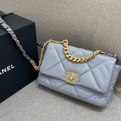 CH  19 HANDBAG 26  Lambskin Light Grey
