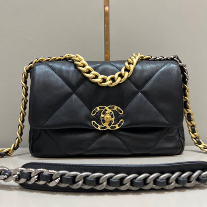 CH  19 HANDBAG 26  Lambskin Black
