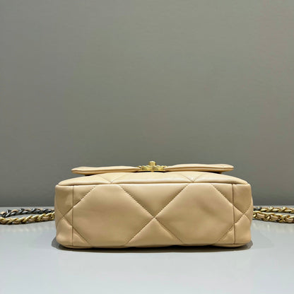 CH  19 HANDBAG 26  Lambskin Chicken Apricot