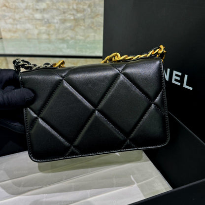 CH  19 HANDBAG WOC  Lambskin Black
