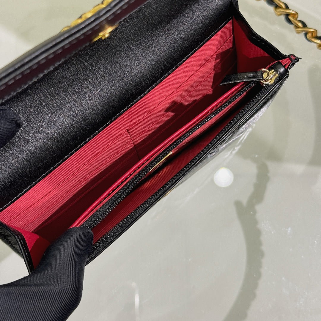 CH  19 HANDBAG WOC  Lambskin Black