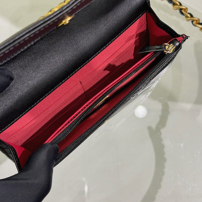 CH  19 HANDBAG WOC  Lambskin Black