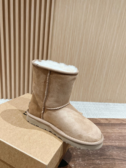 Classic mid-calf snow boots