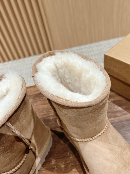 Classic mid-calf snow boots