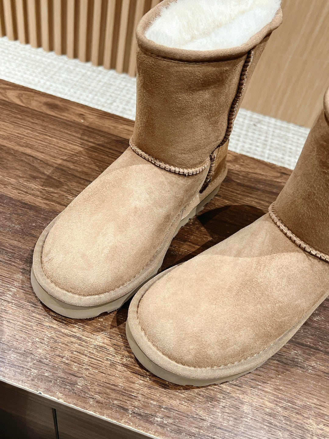 Classic mid-calf snow boots