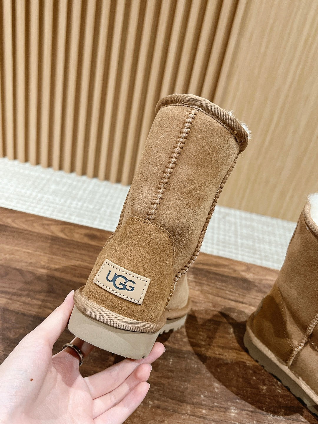 Classic mid-calf snow boots