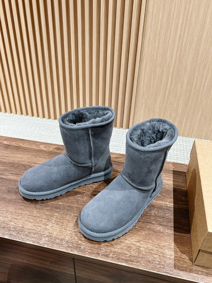 Classic mid-calf snow boots