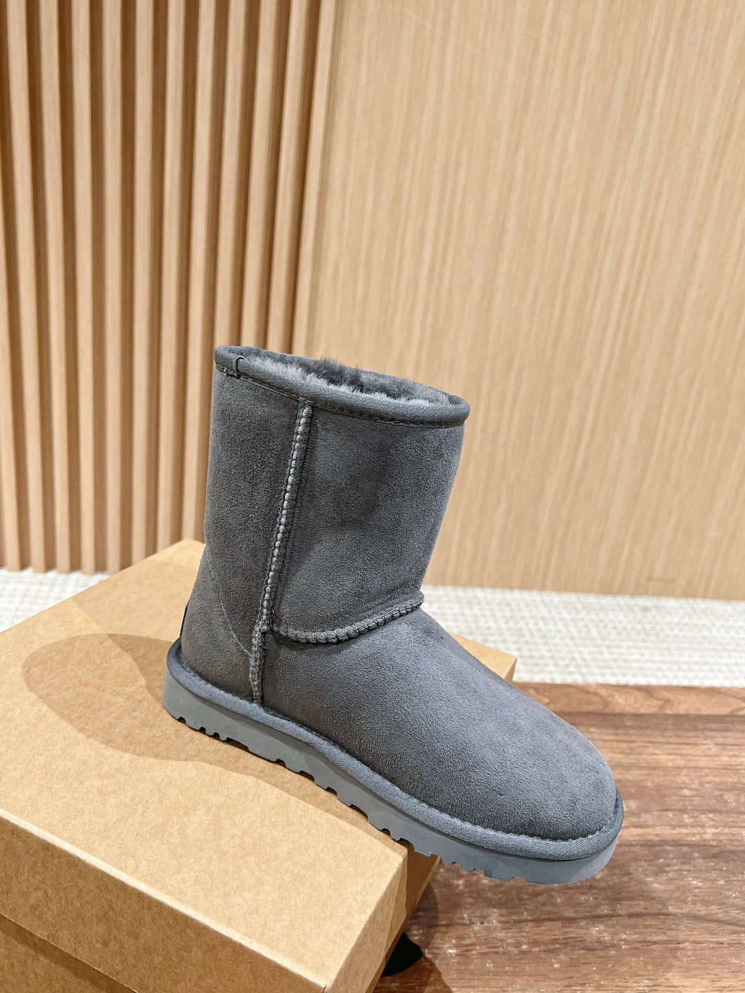 Classic mid-calf snow boots