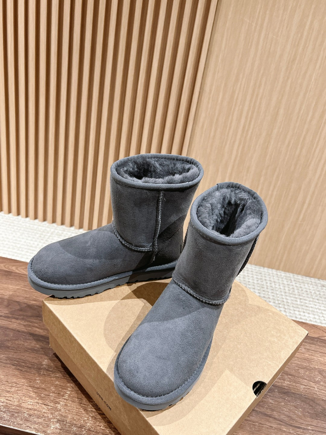 Classic mid-calf snow boots