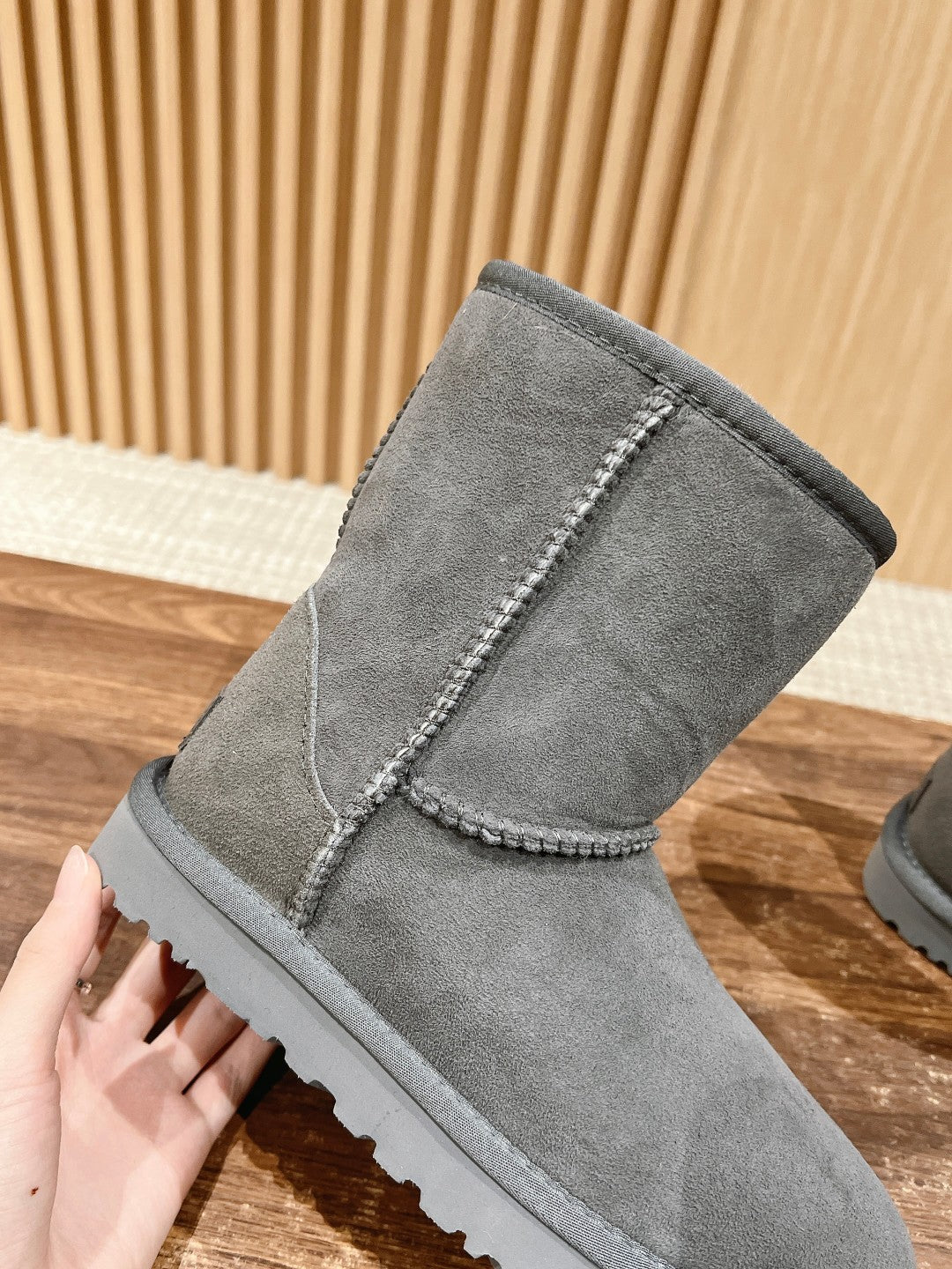 Classic mid-calf snow boots