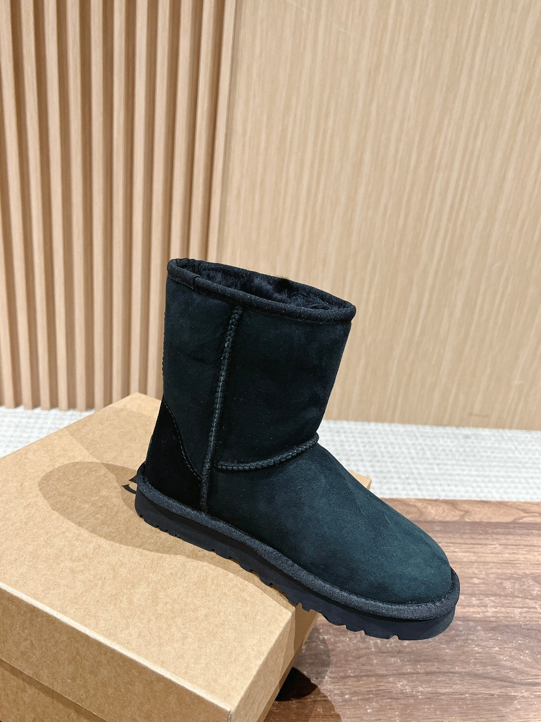 Classic mid-calf snow boots