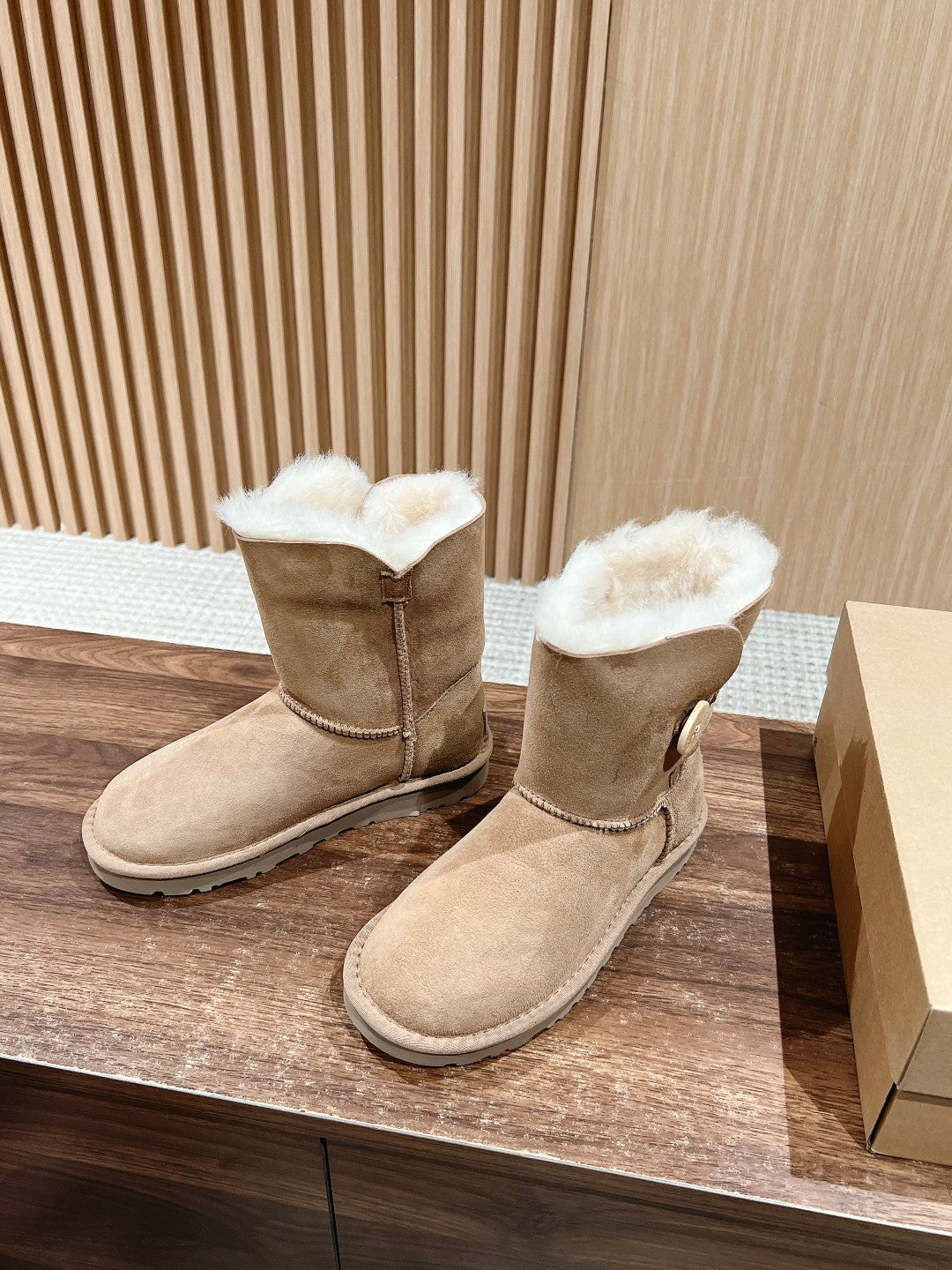 Classic wooden buckle mid-calf snow boots