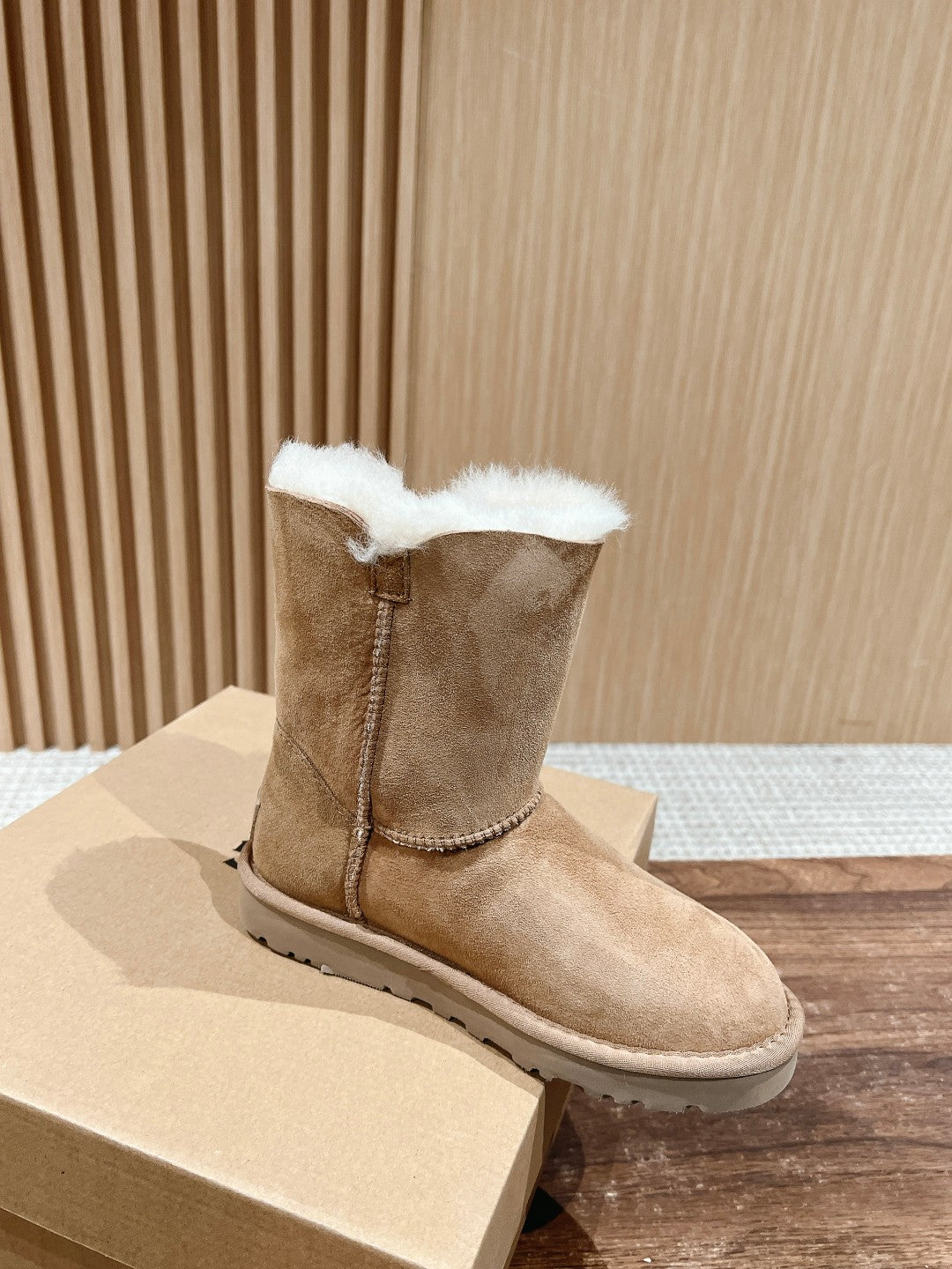 Classic wooden buckle mid-calf snow boots