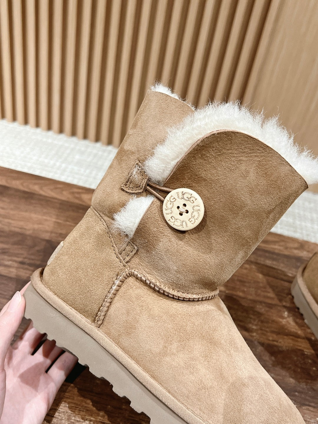 Classic wooden buckle mid-calf snow boots