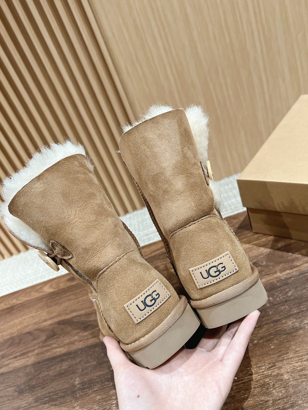 Classic wooden buckle mid-calf snow boots