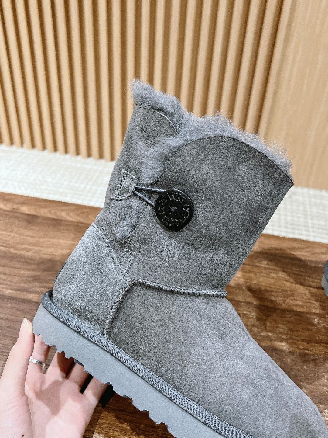 Classic wooden buckle mid-calf snow boots