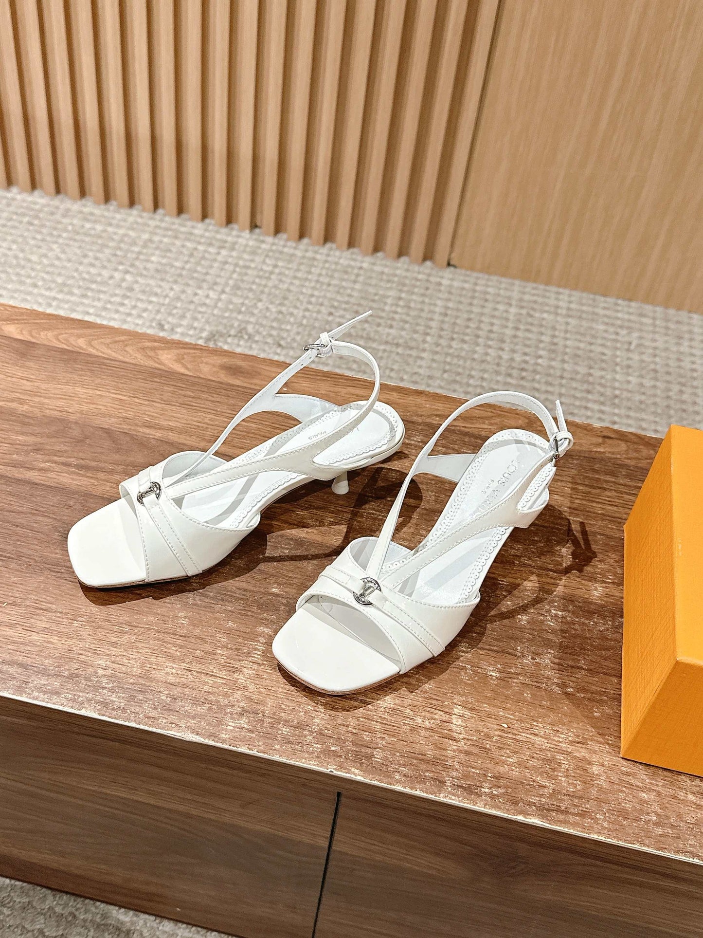 𝐋𝐎𝐔𝐈𝐒*New square buckle
