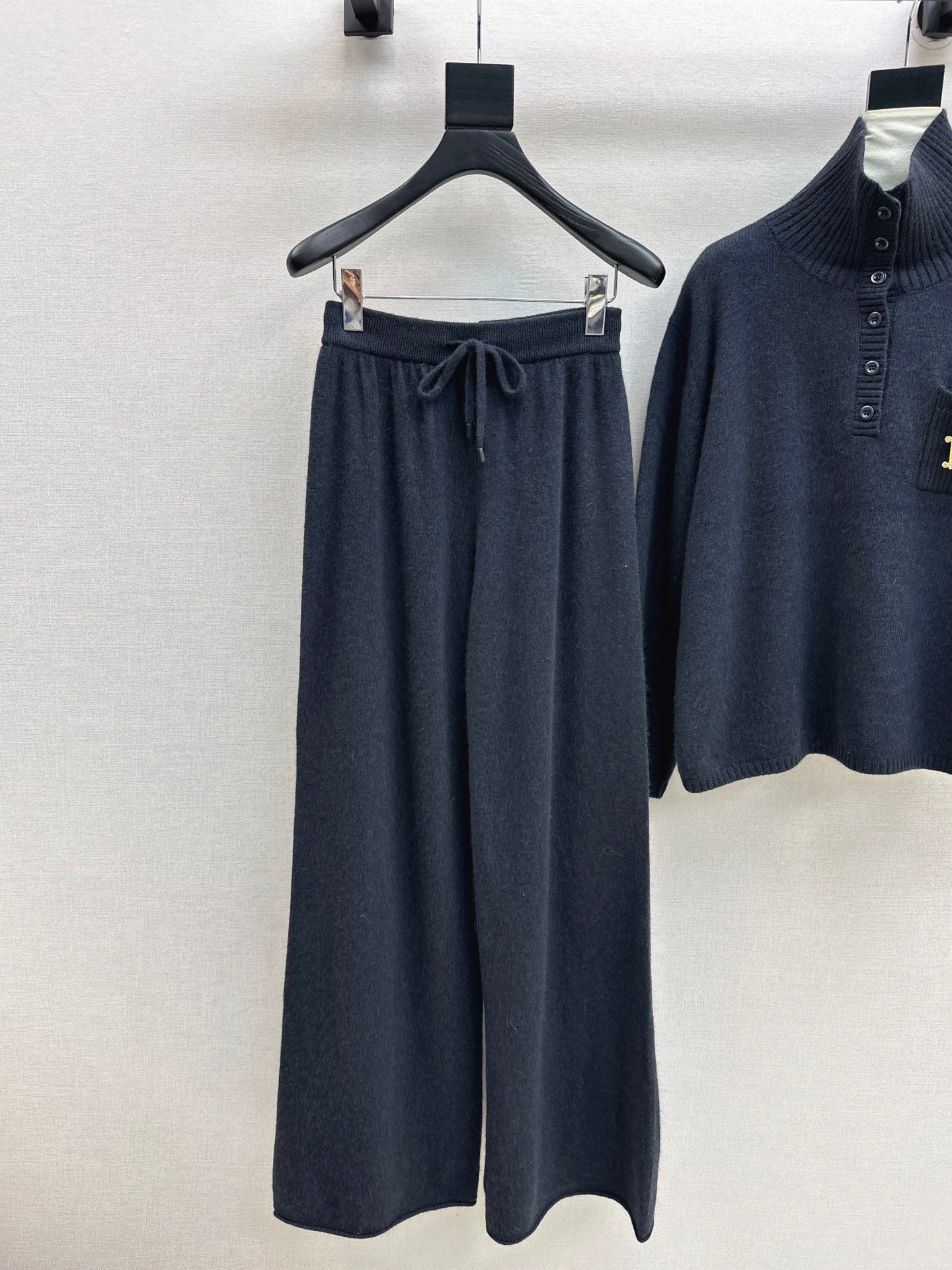 Max NEW knitted suit