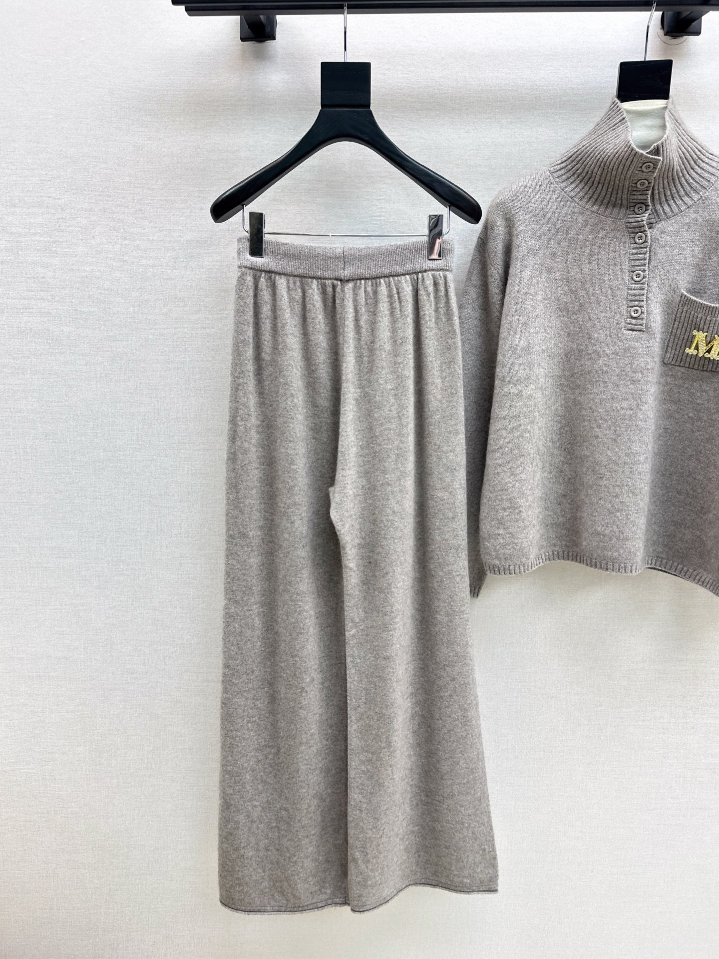 Max NEW knitted suit