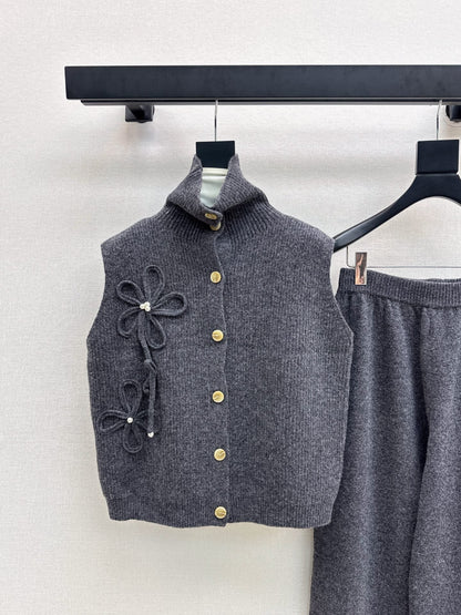 Chan NEW sleeveless knitted suit