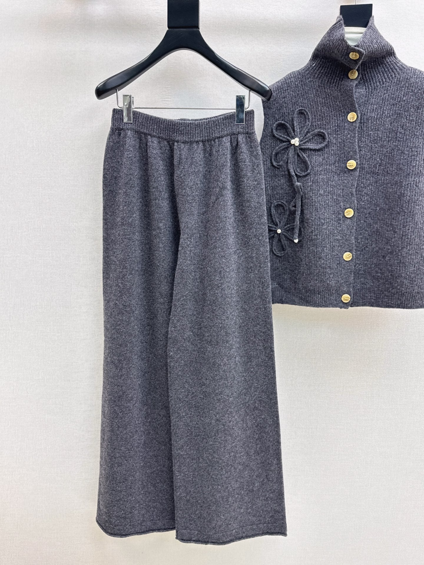 Chan NEW sleeveless knitted suit