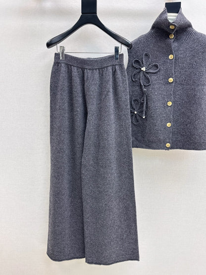 Chan NEW sleeveless knitted suit