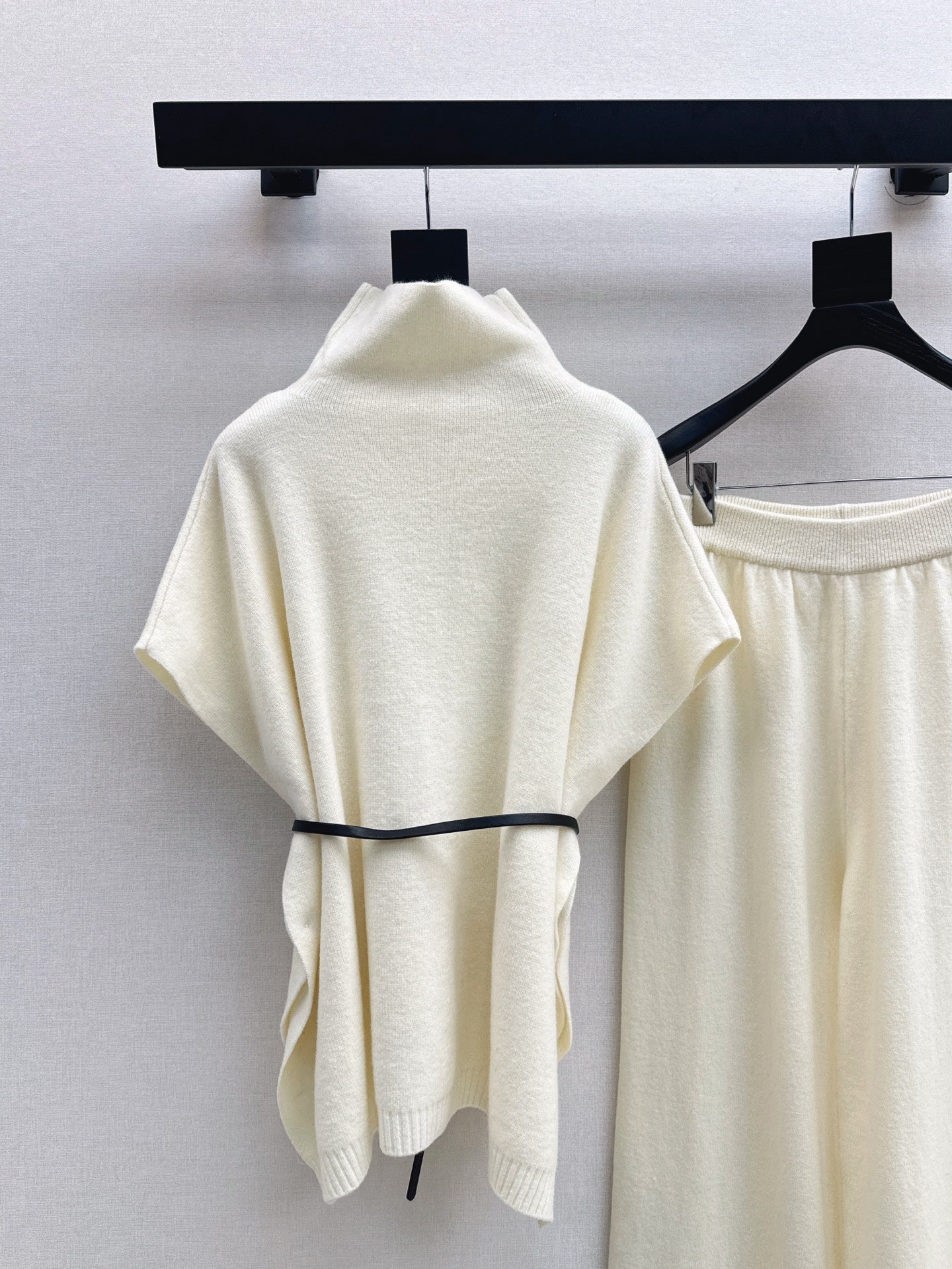 Loro NEW knitted suit