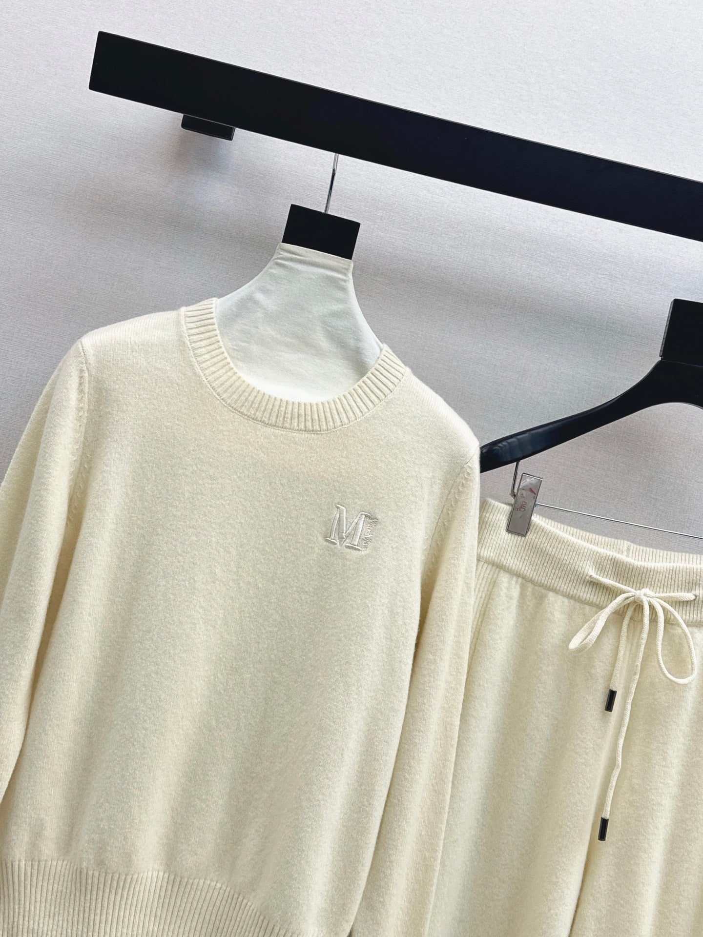 Max NEW knitted suit