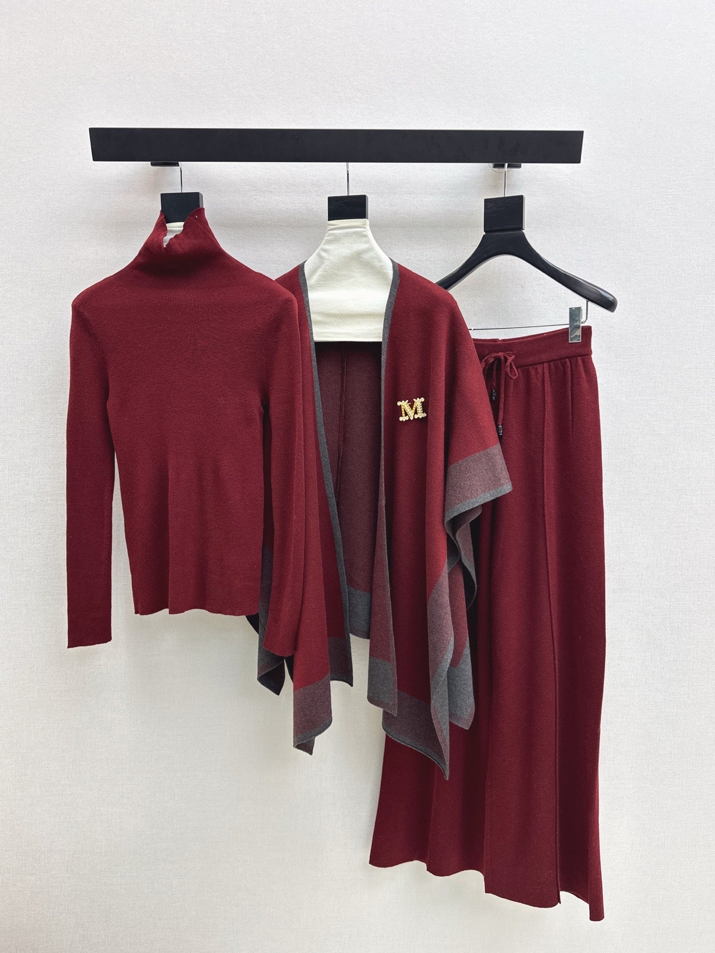 Max NEW knitted suit